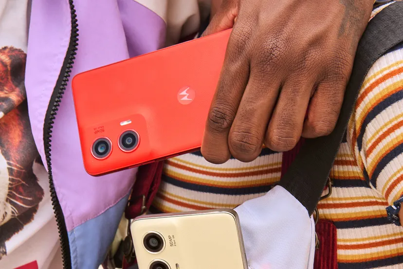 Motorola nâng cấp điện thoại tầm trung với sạc không dây và thiết kế mới - Techlade