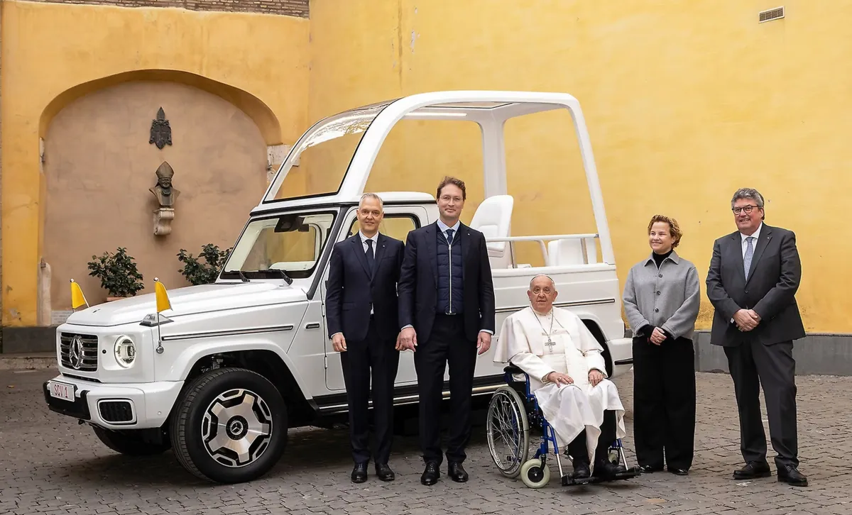 Đức giáo hoàng sở hữu chiếc xe điện "Popemobile" đầu tiên từ Mercedes-Benz - techlade