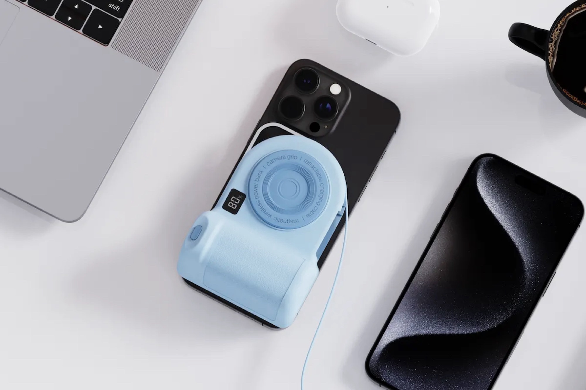 Sạc dự phòng kiêm tay cầm chụp ảnh: Phụ kiện "độc lạ" từ Belkin - Techlade