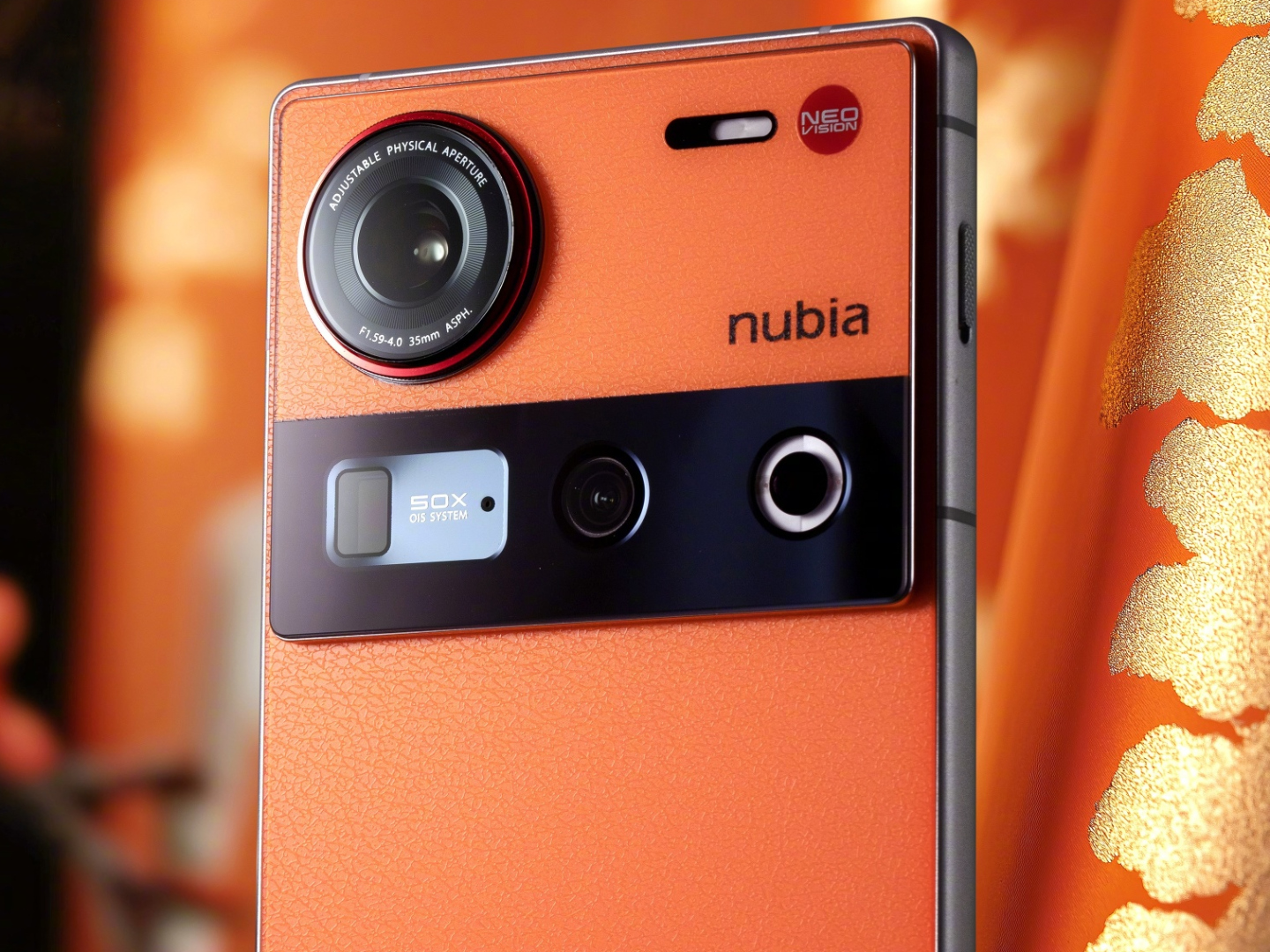 Z70 Ultra New Year: Có gì đặc biệt hơn phiên bản thường? - Techlade