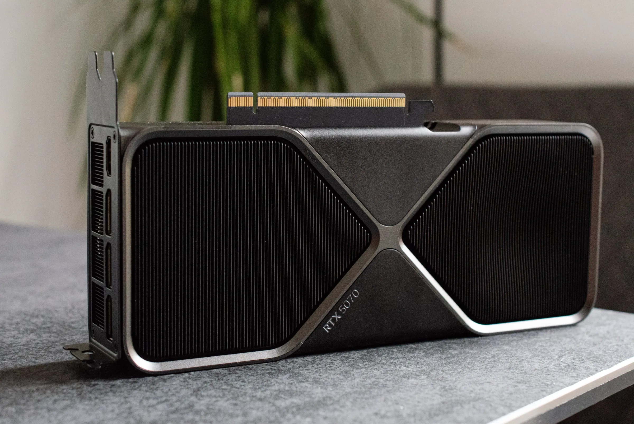 Tin buồn cho game thủ: RTX 5070 Founders Edition lùi ngày ra mắt - techlade