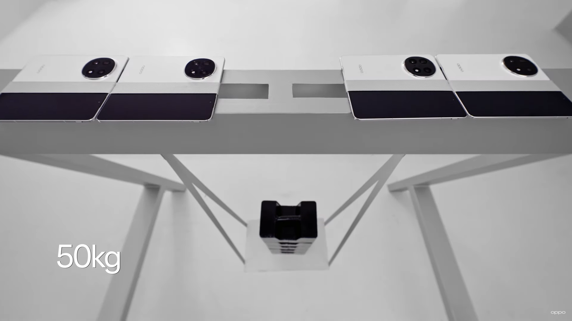 Oppo phô diễn độ bền bỉ của bản lề Find N5 trong buổi demo mãn nhãn - techlade