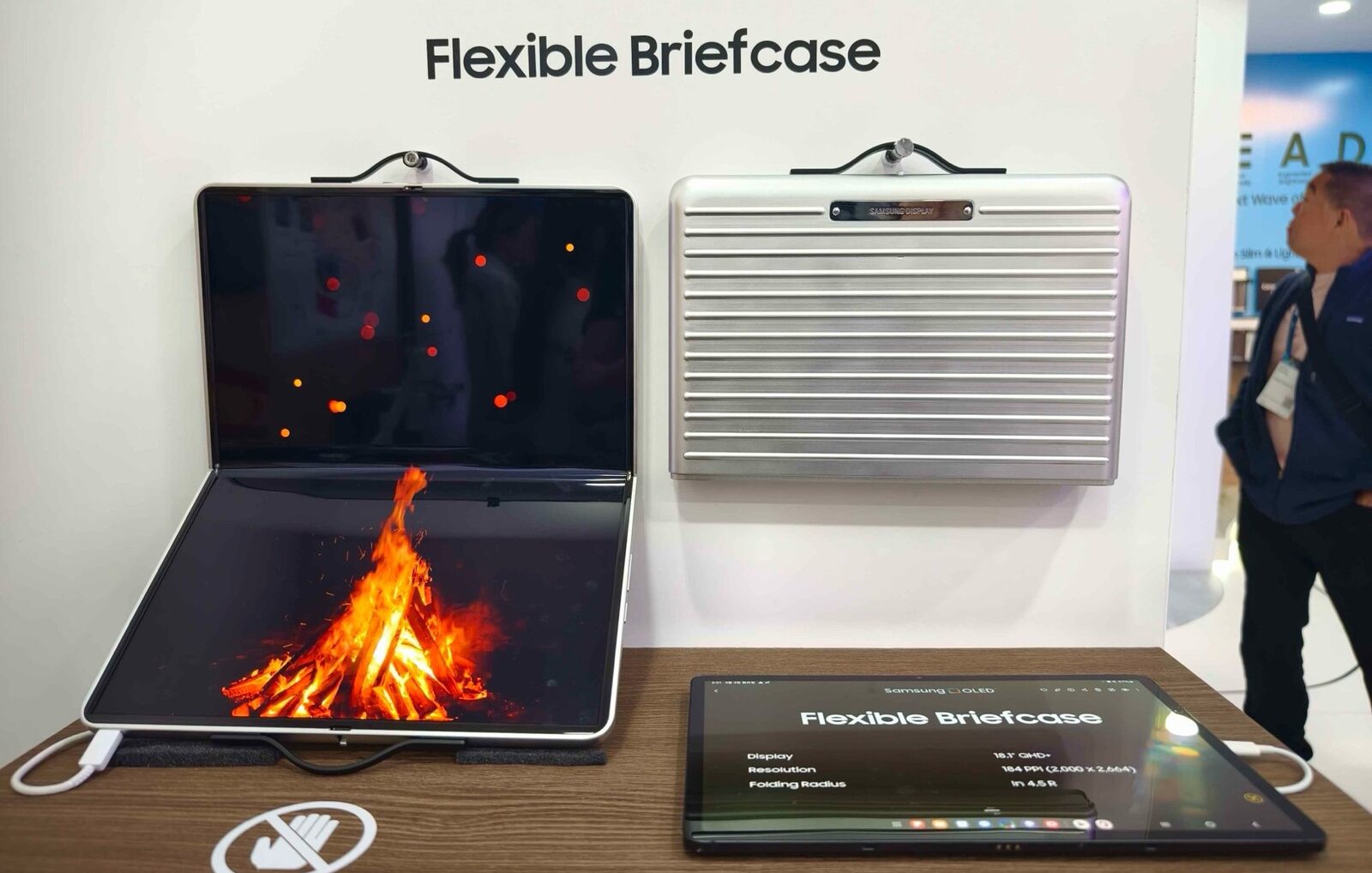 Samsung Flexible Briefcase: Laptop màn hình gập "biến hình" thành cặp tài liệu - Techlade