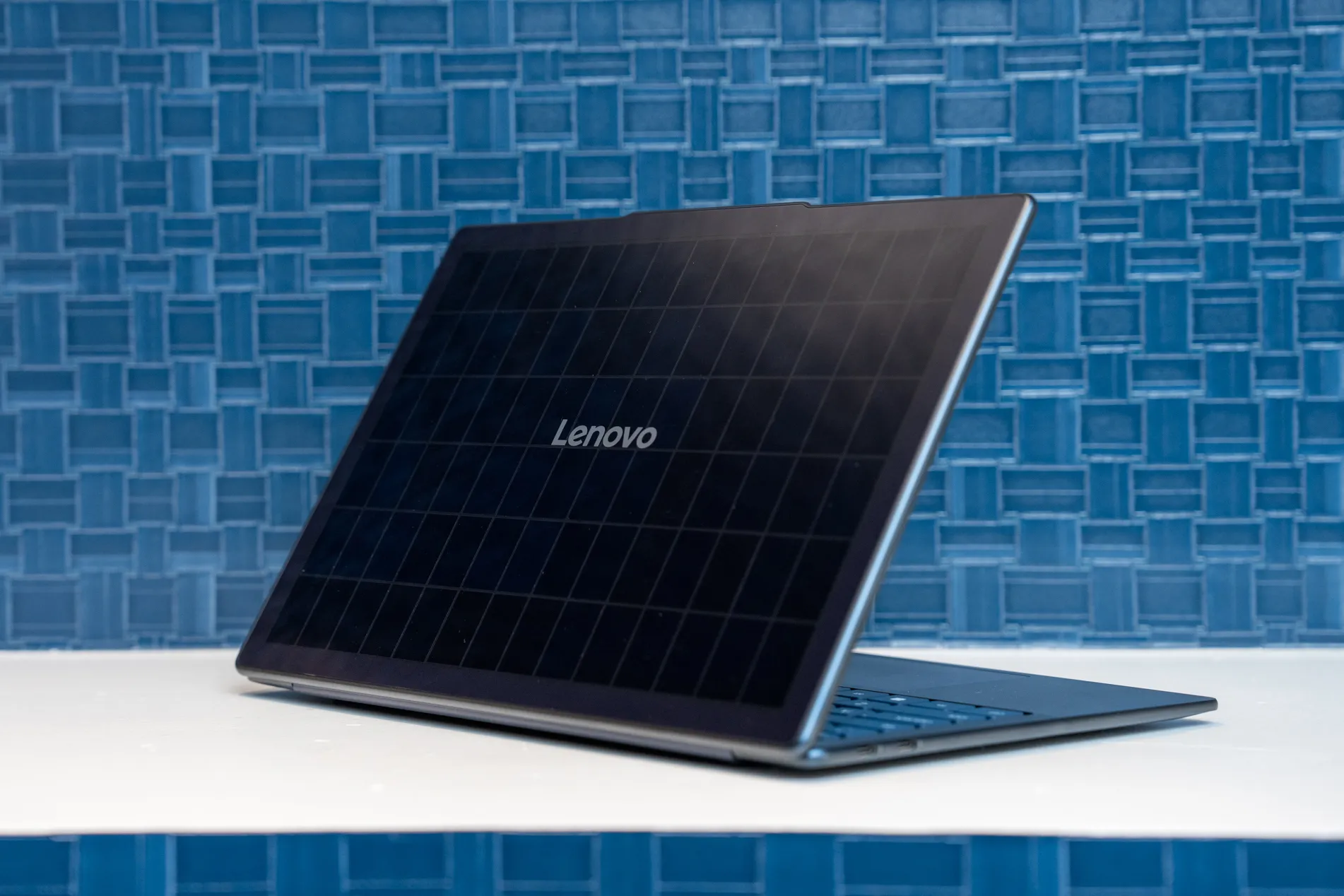 "Laptop ý tưởng mới của Lenovo: Sạc pin bằng năng lượng mặt trời - techlade