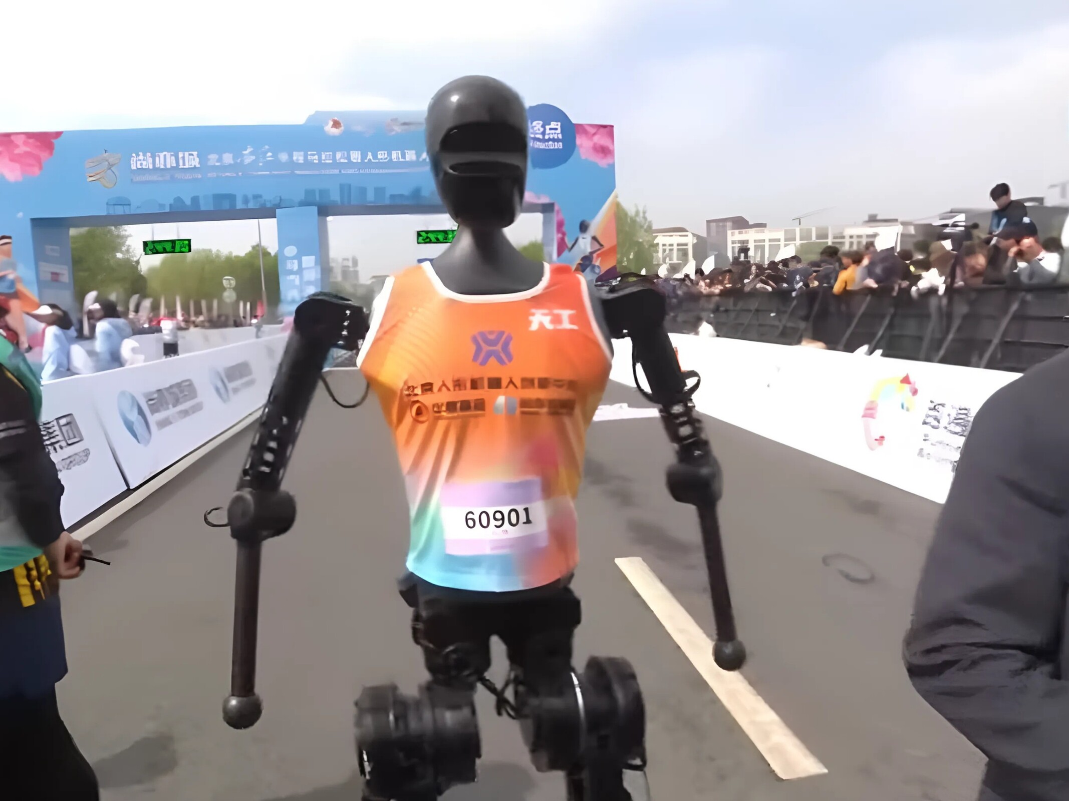 Lần đầu tiên trong lịch sử: Robot hình người "chạy đua" bán marathon ở Trung Quốc - Techlade