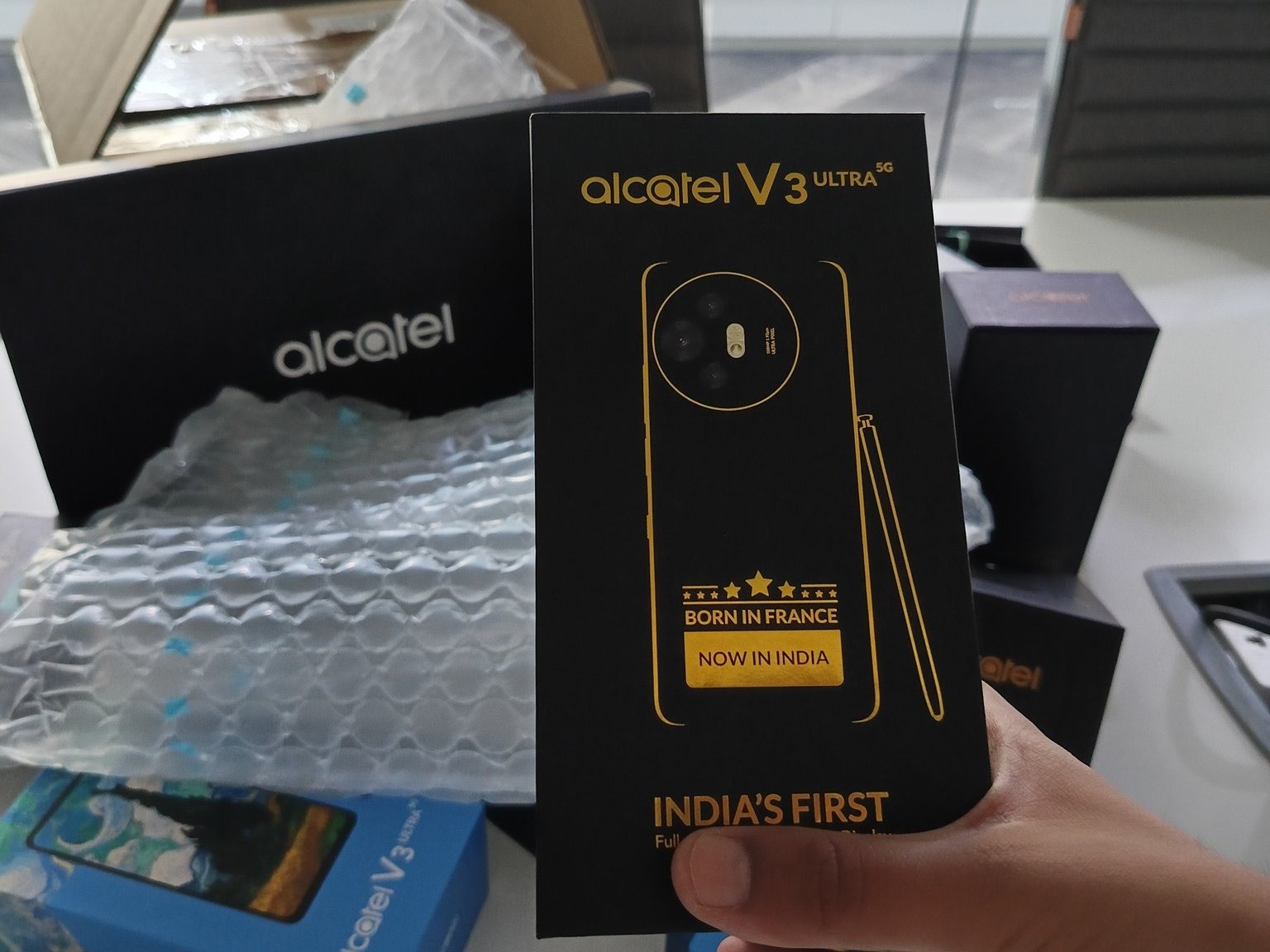 Alcatel V3 Ultra: Smartphone trở lại sau 3 năm "vắng bóng", màn hình TCL độc đáo - Techlade