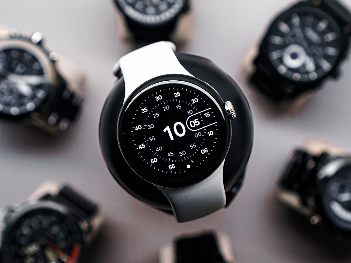 Wear OS 6 hé lộ các tính năng mới: Pixel Watch 4 sẽ dày hơn, có sạc không dây? - Techlade