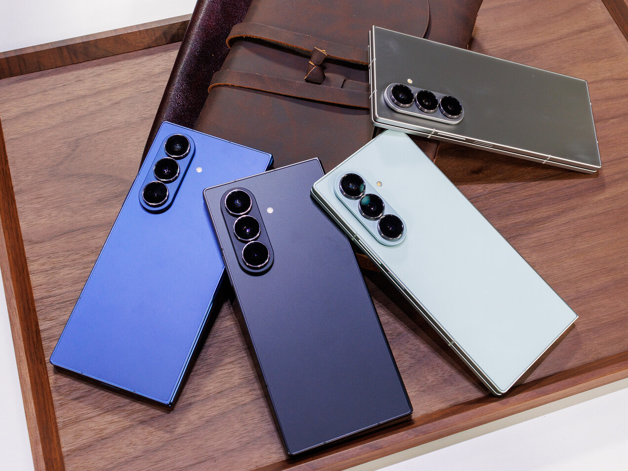 Galaxy Z Fold7 bị tố "màn hình gập không thẳng" - Techlade