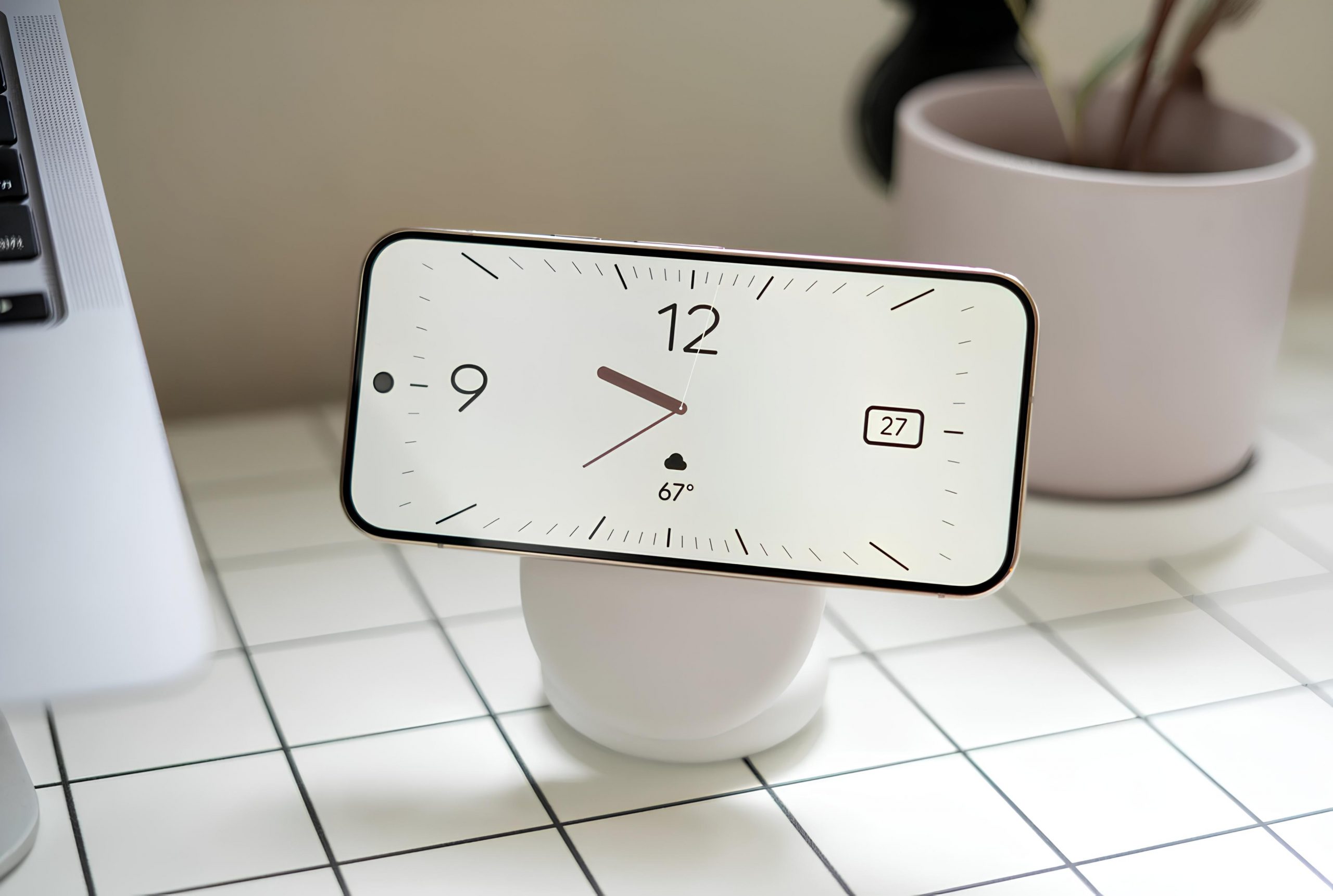 Khi bật trình bảo vệ màn hình này, Pixel 10 Pro có thể biến thành một chiếc đồng hồ khi đặt trên đế sạc Google Qi2