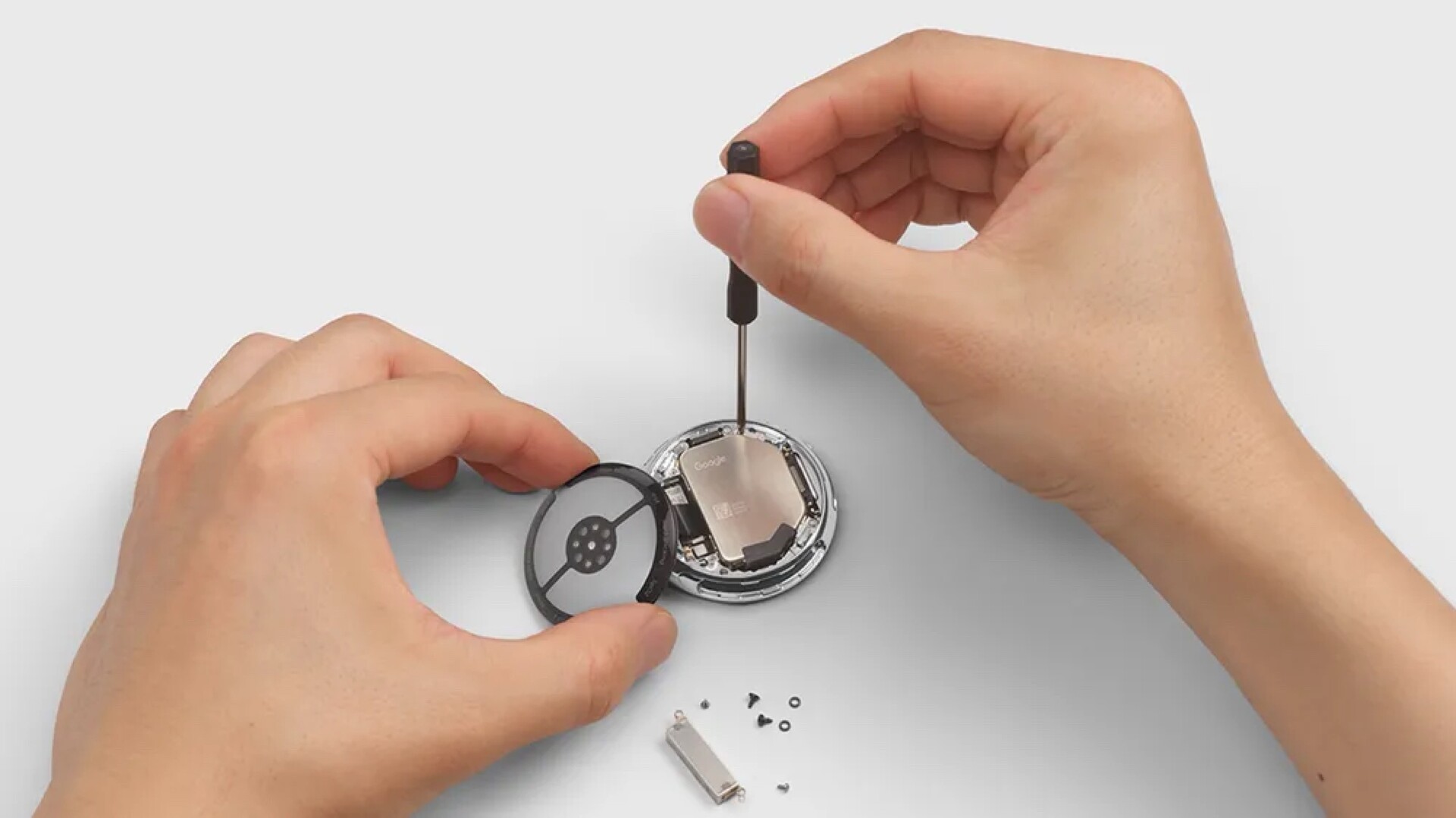 Google Pixel Watch 4 ra mắt: Hỗ trợ gọi khẩn cấp qua vệ tinh, pin 40 giờ - Techlade