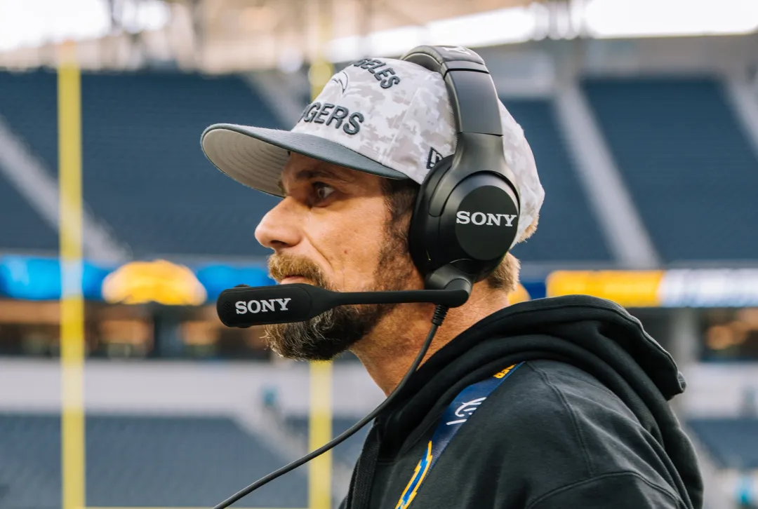 Sony hợp tác cùng NFL, ra mắt tai nghe chống ồn chuyên dụng cho huấn luyện viên - Techlade
