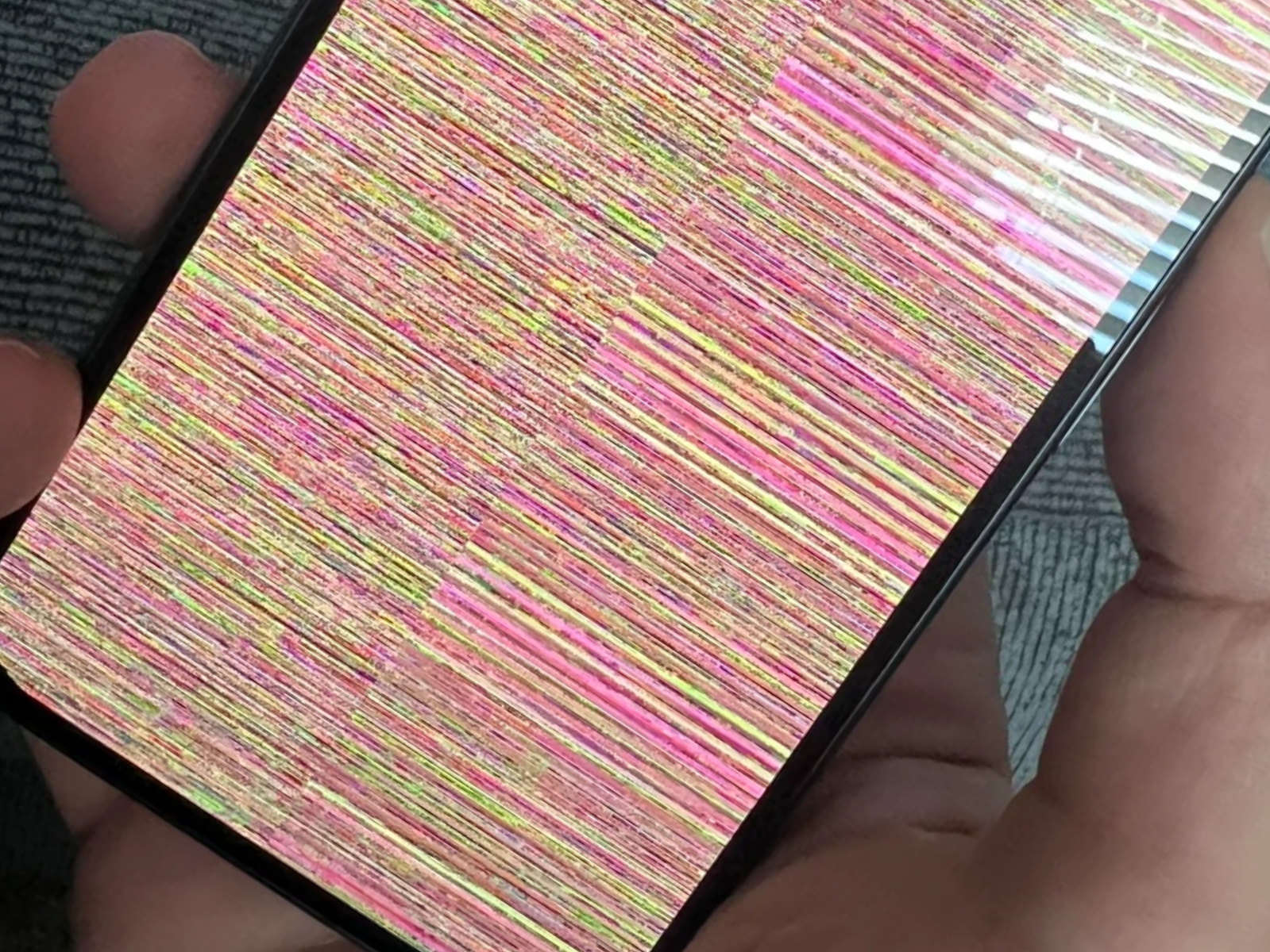 Google Pixel 10 dính lỗi màn hình, xuất hiện sọc đỏ-xanh-trắng ngay sau khi ra mắt - Techlade