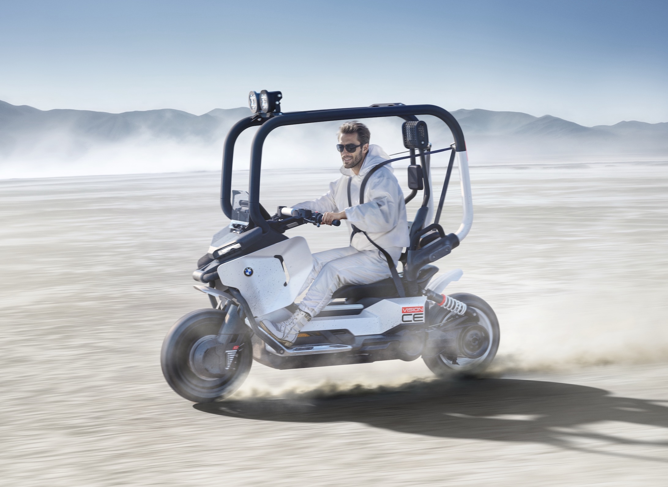 BMW Vision CE ra mắt: Xe điện hai bánh có "lồng bảo vệ" và tự cân bằng - Techlade