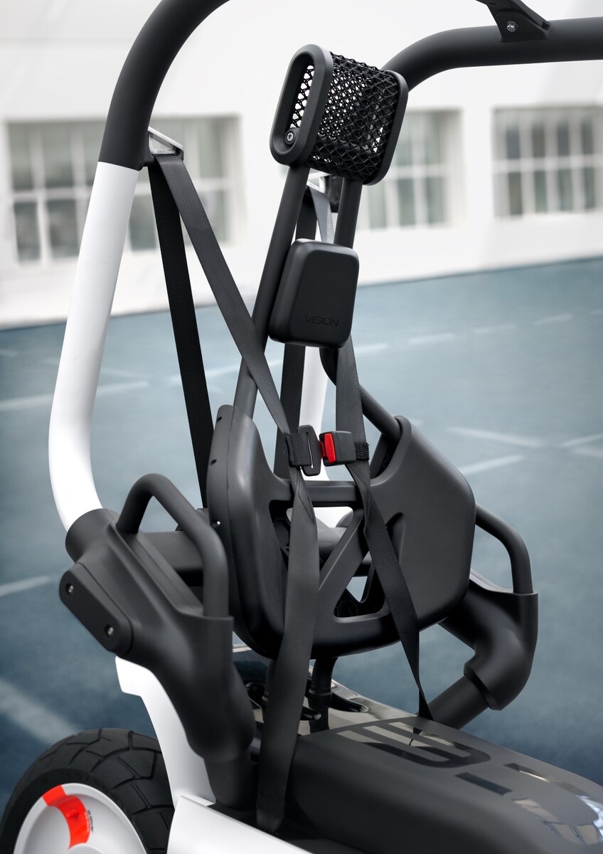 BMW Vision CE ra mắt: Xe điện hai bánh có "lồng bảo vệ" và tự cân bằng - Techlade