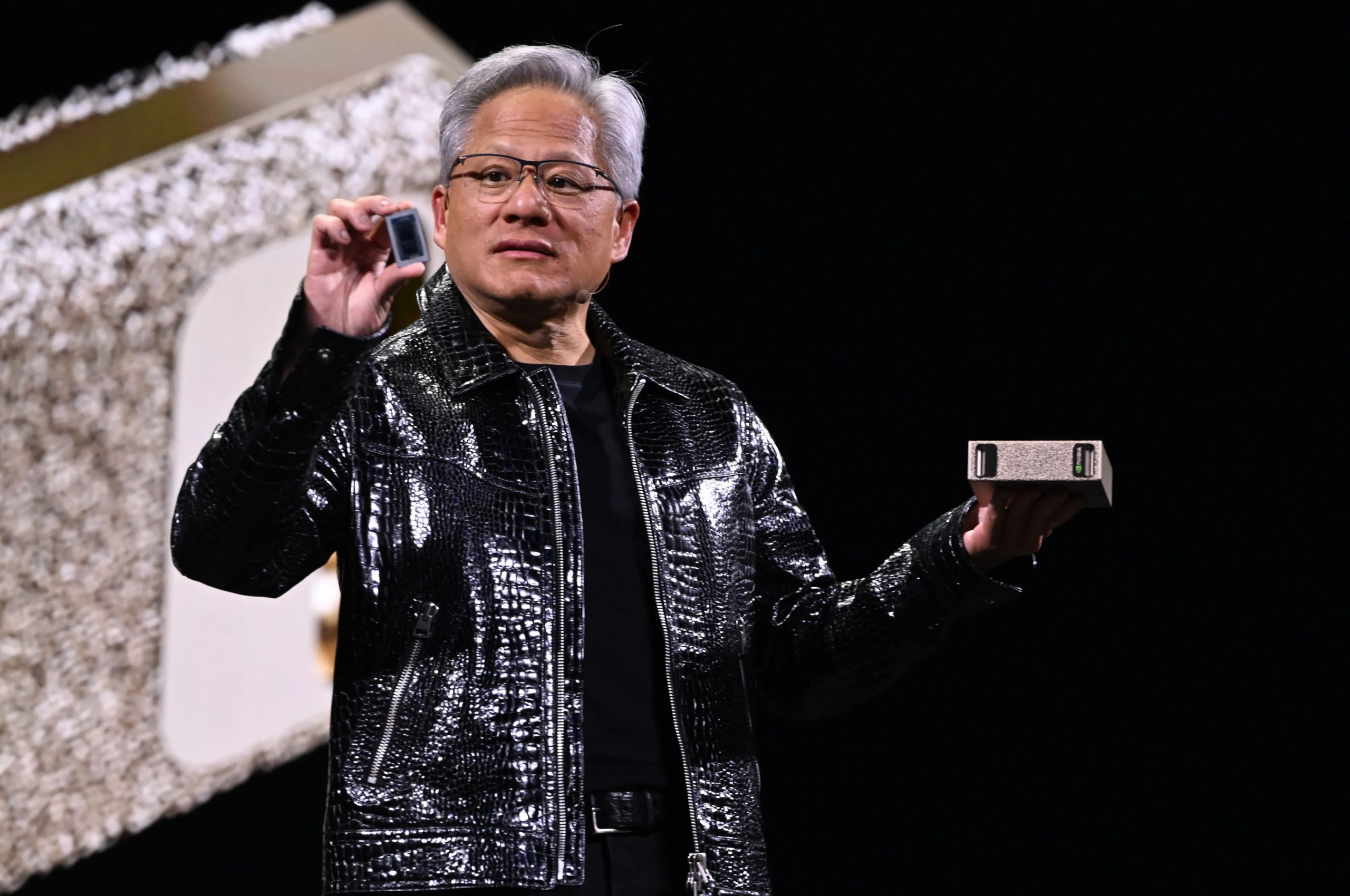 CEO Jensen Huang đang cầm một nguyên mẫu Spark tại bài phát biểu quan trọng của Nvidia tại CES 2025. Anadolu qua Getty Images